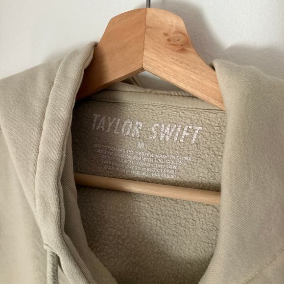 Taylor Swift Red Taylor’s Version Merch Hoodie Sz Medium - Picture 3 of 4